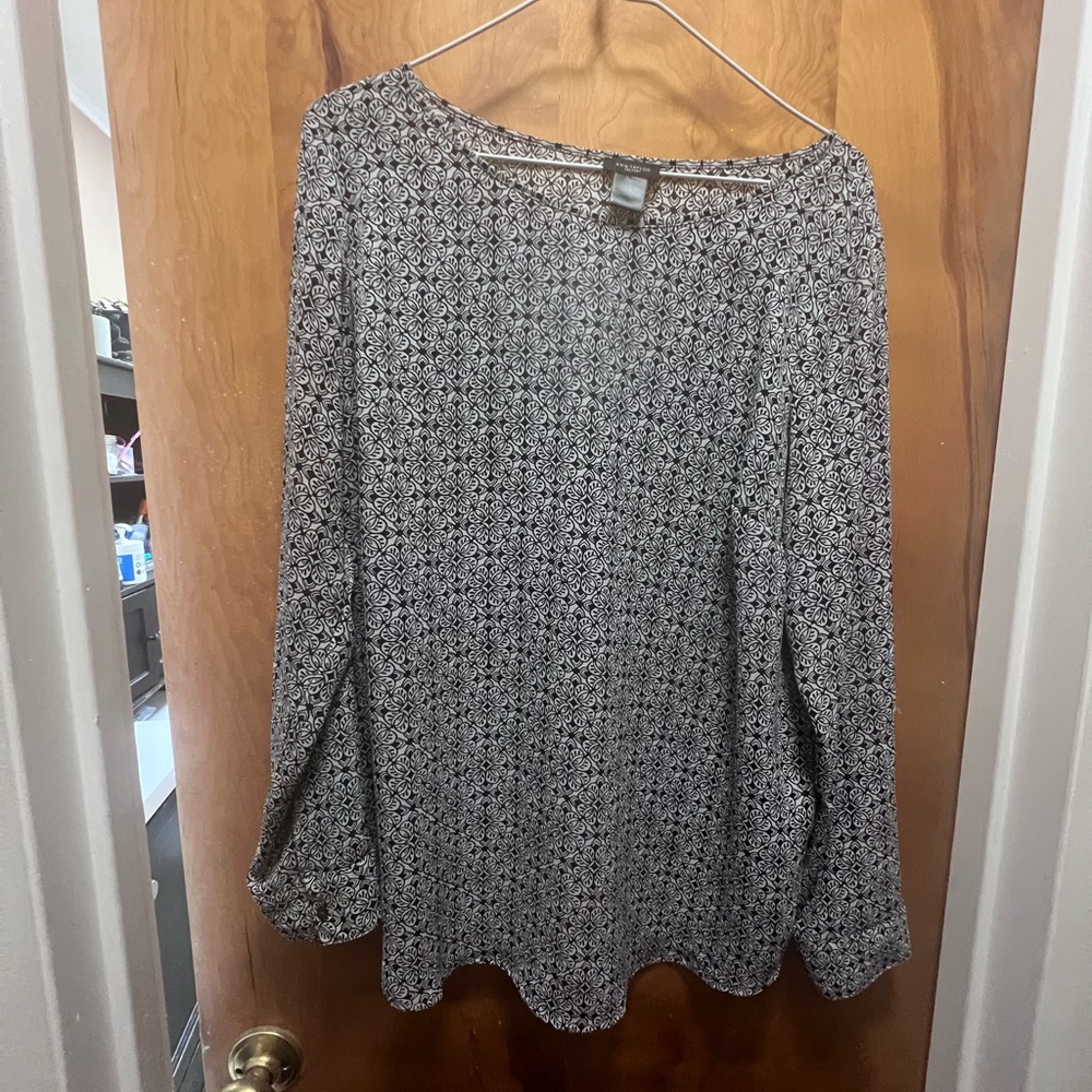 Women's Black and White Patterned Top